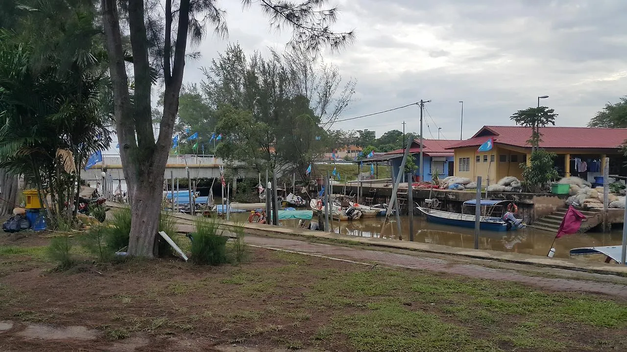 Melaka Beachfront Villa With Pool